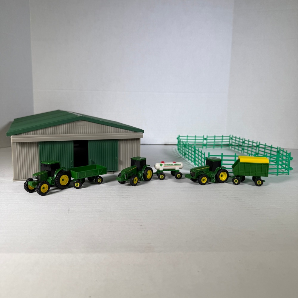 ERTL John Deere Farm Playset Kids Green Machine Shed Tractors Fencing 1:64